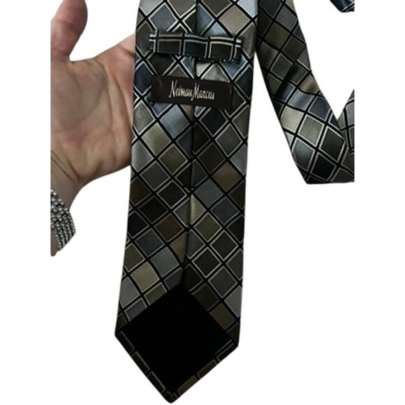 Nieman Marcus mens tie w square pattern 100% imported silk - Picture 2 of 4